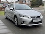 Lexus CT 200h Luxury Line | Leer, Geheugenfunctie, Stoelverwarming, Parkeersensoren, Navigatie, Camera, Licht + Regensensor