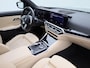 BMW 3-Serie Touring 330e xDrive | Automaat | LMV | Head up dsiplay | Trekhaak | Sfeer verlichting | Harman Kardon | Navigatie | Schuifdak | Stoel/Stuur verwarming | Virtual cockpit | Leder | Parkeer sensoren | Elec. achterklep | Virtual cockpit | 360 Camera | Climate control | Cruise control | DAB |