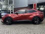 Toyota C-HR / C-HR+ First Edition 77 kWh PREMIUM KLEUR EL-ACHTERKLEP BLIND-SPOT CLIMA STOEL/STUURVERWARMING APPLE/ANDROID