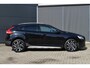 Volvo V40 Cross Country T3 Polar+ Luxury Amber Licht interieur | Panoramadak | HarmanKardon Premium Sound | Achterruitrijcamera | KeyLess | Stoelverwarming | Navigatiesysteem | Extra getint glas achter | 18'' lichtmetalen velgen