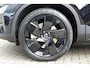 Volvo EC40 Single Motor Ext. Range 82 kWh Ultra Europa Black Edition | 20" Lichtmetalen velgen Black | Panoramadak | Microtech/Nubuck Stoelen| Verwarmbare voorstoelen+stuurwiel | Achterbank Verwarmd | Elektrisch bedienbare voorstoelen | 360 graden camera | Premium Audio by Harman Kardon | Warmtepomp | Adaptieve Cruise Control | Extra Getint Glas Achter|