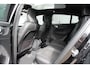 Volvo EC40 Single Motor Ext. Range 82 kWh Ultra Europa Black Edition | 20" Lichtmetalen velgen Black | Panoramadak | Microtech/Nubuck Stoelen| Verwarmbare voorstoelen+stuurwiel | Achterbank Verwarmd | Elektrisch bedienbare voorstoelen | 360 graden camera | Premium Audio by Harman Kardon | Warmtepomp | Adaptieve Cruise Control | Extra Getint Glas Achter|