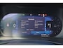 Volvo EX40 Extended Range Ultra 82 kWh - Panorama/schuifdak - IntelliSafe Assist & Surround - 360º Camera - Harman/Kardon audio - Verwarmde voorstoelen, stuur & achterbank - Parkeersensoren voor & achter - Elektr. bedienb. voorstoelen met geheugen links - Draadloze tel. lader - Warmtepomp - Extra getint glas - 19' LMV