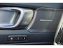 Volvo EX40 Extended Range Ultra 82 kWh - Panorama/schuifdak - IntelliSafe Assist & Surround - 360º Camera - Harman/Kardon audio - Verwarmde voorstoelen, stuur & achterbank - Parkeersensoren voor & achter - Elektr. bedienb. voorstoelen met geheugen links - Draadloze tel. lader - Warmtepomp - Extra getint glas - 19' LMV
