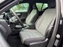 Volvo XC40 2.0 B4 Plus Dark Mild hybrid, Automaat, Trekhaak semi elektrisch wegklapbaar, 19 inch wielen met all-season banden, Stoel- en stuurverwarming, Verwarmde voorruit, Harman Kardon audio, Noodreservewiel