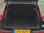 Volvo XC40 2.0 B4 Plus Dark Mild hybrid, Automaat, Trekhaak semi elektrisch wegklapbaar, 19 inch wielen met all-season banden, Stoel- en stuurverwarming, Verwarmde voorruit, Harman Kardon audio, Noodreservewiel