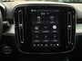 Volvo XC40 2.0 B4 Plus Dark Mild hybrid, Automaat, Trekhaak semi elektrisch wegklapbaar, 19 inch wielen met all-season banden, Stoel- en stuurverwarming, Verwarmde voorruit, Harman Kardon audio, Noodreservewiel