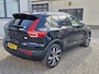 Volvo XC40 Recharge Pro is een luxe, volledig elektrische uitvoering van de populaire compacte SUV. Dit uitgeruste Pro-model biedt extra opties zoals een panoramadak, een 360-graden camera, stuurverwarming en geavanceerde led-verlichting.