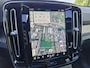 Volvo XC40 Recharge Pro is een luxe, volledig elektrische uitvoering van de populaire compacte SUV. Dit uitgeruste Pro-model biedt extra opties zoals een panoramadak, een 360-graden camera, stuurverwarming en geavanceerde led-verlichting.
