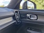 Volvo XC40 Recharge Pro is een luxe, volledig elektrische uitvoering van de populaire compacte SUV. Dit uitgeruste Pro-model biedt extra opties zoals een panoramadak, een 360-graden camera, stuurverwarming en geavanceerde led-verlichting.