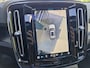 Volvo XC40 Recharge Pro is een luxe, volledig elektrische uitvoering van de populaire compacte SUV. Dit uitgeruste Pro-model biedt extra opties zoals een panoramadak, een 360-graden camera, stuurverwarming en geavanceerde led-verlichting.
