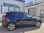 Volvo XC40 Recharge Pro is een luxe, volledig elektrische uitvoering van de populaire compacte SUV. Dit uitgeruste Pro-model biedt extra opties zoals een panoramadak, een 360-graden camera, stuurverwarming en geavanceerde led-verlichting.
