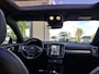 Volvo XC40 Recharge Pro is een luxe, volledig elektrische uitvoering van de populaire compacte SUV. Dit uitgeruste Pro-model biedt extra opties zoals een panoramadak, een 360-graden camera, stuurverwarming en geavanceerde led-verlichting.