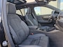 Volvo XC40 Recharge Pro is een luxe, volledig elektrische uitvoering van de populaire compacte SUV. Dit uitgeruste Pro-model biedt extra opties zoals een panoramadak, een 360-graden camera, stuurverwarming en geavanceerde led-verlichting.