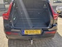 Volvo XC40 Recharge Pro is een luxe, volledig elektrische uitvoering van de populaire compacte SUV. Dit uitgeruste Pro-model biedt extra opties zoals een panoramadak, een 360-graden camera, stuurverwarming en geavanceerde led-verlichting.