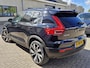 Volvo XC40 Recharge Pro is een luxe, volledig elektrische uitvoering van de populaire compacte SUV. Dit uitgeruste Pro-model biedt extra opties zoals een panoramadak, een 360-graden camera, stuurverwarming en geavanceerde led-verlichting.