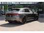 Audi Q8 60 TFSI e quattro ABT Aero Competition | Audi Exclusive Aqaatgrijs (Porsche) | Exclusive interieur Alabast wit | B&O Advanced | Advanced onderstel | Stoelventilatie + massagefunctie | Uitgebreid lederpakket | Carbon
