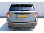 Ford Explorer 3.0 V6 EcoBoost PHEV ST-Line | Incl. 12 maanden garantie | 7-persoons | Trekhaak | Stoel/stuur verwarming | Stoelventilatie | Adaptieve cruise control | Climate control | Apple carplay/Android auto | Memory seat | Schuif/kantel dak |