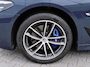 BMW 5-Serie Touring 530e xDrive M-sport | Incl. 12 maanden garantie | SOH 95% | Assisted driving | Uitklapbare trekhaak | 360° camera | Apple carplay/Android auto | Stoelverwarming voor + achter | Memory zetel | Harman/Kardon audio |