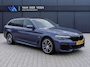 BMW 5-Serie Touring 530e xDrive M-sport | Incl. 12 maanden garantie | SOH 95% | Assisted driving | Uitklapbare trekhaak | 360° camera | Apple carplay/Android auto | Stoelverwarming voor + achter | Memory zetel | Harman/Kardon audio |