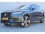 Volvo XC90 2.0 T8 Recharge AWD Ultra Dark | Incl. 12 maanden garantie | SOH 100% | 7 persoons | Panorama dak | Massage stoelen | Stoel & Stuur verwarming | Stoelventilatie | Memory seats | Stoelverwarming achter | 360° Camera | Elektrische kofferklep | Bower & Wilkins | Head-Up display | Keyless entry/start | Standkachel | Apple CarPlay/Android Auto |