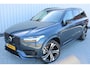 Volvo XC90 2.0 T8 Recharge AWD Ultra Dark | Incl. 12 maanden garantie | SOH 100% | 7 persoons | Panorama dak | Massage stoelen | Stoel & Stuur verwarming | Stoelventilatie | Memory seats | Stoelverwarming achter | 360° Camera | Elektrische kofferklep | Bower & Wilkins | Head-Up display | Keyless entry/start | Standkachel | Apple CarPlay/Android Auto |