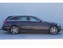 Mercedes-Benz C-klasse Estate 180 Business Solution AMG | Incl. 12 maanden garantie | Lederen sportstoelen | Cruise control | Climate control | Trekhaak | Zwarte hemel | LED Koplampen | 18" LM | Elektrische achterklep | Achteruitrijcamera | Dodehoek detectie |