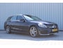 Mercedes-Benz C-klasse Estate 180 Business Solution AMG | Incl. 12 maanden garantie | Lederen sportstoelen | Cruise control | Climate control | Trekhaak | Zwarte hemel | LED Koplampen | 18" LM | Elektrische achterklep | Achteruitrijcamera | Dodehoek detectie |