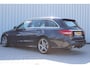 Mercedes-Benz C-klasse Estate 180 Business Solution AMG | Incl. 12 maanden garantie | Lederen sportstoelen | Cruise control | Climate control | Trekhaak | Zwarte hemel | LED Koplampen | 18" LM | Elektrische achterklep | Achteruitrijcamera | Dodehoek detectie |