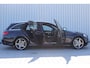 Mercedes-Benz C-klasse Estate 180 Business Solution AMG | Incl. 12 maanden garantie | Lederen sportstoelen | Cruise control | Climate control | Trekhaak | Zwarte hemel | LED Koplampen | 18" LM | Elektrische achterklep | Achteruitrijcamera | Dodehoek detectie |