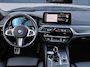 BMW 5-Serie 545e xDrive M-sport black edition | Incl. 12 maanden garantie Assisted driving | Head-up display | 6 cilinder! | Apple carplay/Android auto | Stoelverwarming | Parkeercamera | Harman/Kardon |