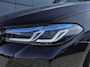 BMW 5-Serie 545e xDrive M-sport black edition | Incl. 12 maanden garantie Assisted driving | Head-up display | 6 cilinder! | Apple carplay/Android auto | Stoelverwarming | Parkeercamera | Harman/Kardon |