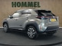 Toyota Yaris Cross 1.5 Hybrid 115 First Edition - ORIGINEEL NEDERLANDSE AUTO - TREKHAAK 750KG GEREMD TREKGEWICHT - PARKEERSENSOREN VOOR EN ACHTER - STUUR EN STOEL VERWARMING - DODEHOEK DETECTIE - KEYLESS ENRTY & START