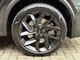 Lynk & Co 01 1.5 PHEV 261pk | Blackline | Zwarte hemel | Rolhoes | 360 camera | Panoramadak | 20 inch velgen | Adaptieve cruise | Navigatie | CarPlay | Keyless | LED | DAB | Infinity | Stoelverwarming | Elektrische achterklep | Volledig dealeronderhouden | Fabrieksgarantie