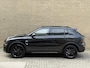 Lynk & Co 01 1.5 PHEV 261pk | Blackline | Zwarte hemel | Rolhoes | 360 camera | Panoramadak | 20 inch velgen | Adaptieve cruise | Navigatie | CarPlay | Keyless | LED | DAB | Infinity | Stoelverwarming | Elektrische achterklep | Volledig dealeronderhouden | Fabrieksgarantie