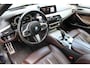 BMW 5-Serie Touring 530i High Executive M-sport | Incl. 12 maanden garantie | Panoramadak | Dodehoek detectie | Geheugenstoelen | Parkeercamera | Standkachel | Head-up display | Elektrisch uitklapbare trekhaak | Stoelverwarming | Draadloze telefoonlader | Luxe lederen bekleding |