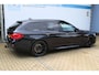 BMW 5-Serie Touring 530i High Executive M-sport | Incl. 12 maanden garantie | Panoramadak | Dodehoek detectie | Geheugenstoelen | Parkeercamera | Standkachel | Head-up display | Elektrisch uitklapbare trekhaak | Stoelverwarming | Draadloze telefoonlader | Luxe lederen bekleding |