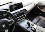 BMW 5-Serie Touring 530i High Executive M-sport | Incl. 12 maanden garantie | Panoramadak | Dodehoek detectie | Geheugenstoelen | Parkeercamera | Standkachel | Head-up display | Elektrisch uitklapbare trekhaak | Stoelverwarming | Draadloze telefoonlader | Luxe lederen bekleding |
