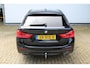 BMW 5-Serie Touring 530i High Executive M-sport | Incl. 12 maanden garantie | Panoramadak | Dodehoek detectie | Geheugenstoelen | Parkeercamera | Standkachel | Head-up display | Elektrisch uitklapbare trekhaak | Stoelverwarming | Draadloze telefoonlader | Luxe lederen bekleding |