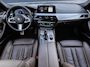 BMW 5-Serie Touring 530i High Executive M-sport | Incl. 12 maanden garantie | Panoramadak | Dodehoek detectie | Geheugenstoelen | Parkeercamera | Standkachel | Head-up display | Elektrisch uitklapbare trekhaak | Stoelverwarming | Draadloze telefoonlader | Luxe lederen bekleding |