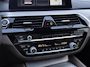 BMW 5-Serie Touring 530i High Executive M-sport | Incl. 12 maanden garantie | Panoramadak | Dodehoek detectie | Geheugenstoelen | Parkeercamera | Standkachel | Head-up display | Elektrisch uitklapbare trekhaak | Stoelverwarming | Draadloze telefoonlader | Luxe lederen bekleding |