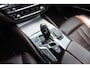BMW 5-Serie Touring 530i High Executive M-sport | Incl. 12 maanden garantie | Panoramadak | Dodehoek detectie | Geheugenstoelen | Parkeercamera | Standkachel | Head-up display | Elektrisch uitklapbare trekhaak | Stoelverwarming | Draadloze telefoonlader | Luxe lederen bekleding |