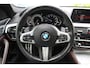 BMW 5-Serie Touring 530i High Executive M-sport | Incl. 12 maanden garantie | Panoramadak | Dodehoek detectie | Geheugenstoelen | Parkeercamera | Standkachel | Head-up display | Elektrisch uitklapbare trekhaak | Stoelverwarming | Draadloze telefoonlader | Luxe lederen bekleding |