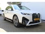 BMW iX xDrive40 Executive 77 kWh | SoH 100% | Incl. 12 maanden Garantie | 1e Eigenaar | 360° Camera | Elektrisch verstelbare stoelen/stuurwiel | Dodehoekdetectie | Stoelverwarming | Elektrische kofferbakklep | Draadloze telefoonlader | Keyless entry/start | 22 Inch LMV | Origineel NL Auto | NAP |