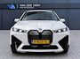 BMW iX xDrive40 Executive 77 kWh | SoH 100% | Incl. 12 maanden Garantie | 1e Eigenaar | 360° Camera | Elektrisch verstelbare stoelen/stuurwiel | Dodehoekdetectie | Stoelverwarming | Elektrische kofferbakklep | Draadloze telefoonlader | Keyless entry/start | 22 Inch LMV | Origineel NL Auto | NAP |
