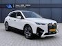 BMW iX xDrive40 Executive 77 kWh | SoH 100% | Incl. 12 maanden Garantie | 1e Eigenaar | 360° Camera | Elektrisch verstelbare stoelen/stuurwiel | Dodehoekdetectie | Stoelverwarming | Elektrische kofferbakklep | Draadloze telefoonlader | Keyless entry/start | 22 Inch LMV | Origineel NL Auto | NAP |
