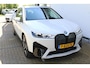 BMW iX xDrive40 Executive 77 kWh | SoH 100% | Incl. 12 maanden Garantie | 1e Eigenaar | 360° Camera | Elektrisch verstelbare stoelen/stuurwiel | Dodehoekdetectie | Stoelverwarming | Elektrische kofferbakklep | Draadloze telefoonlader | Keyless entry/start | 22 Inch LMV | Origineel NL Auto | NAP |