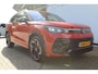 Volkswagen Tiguan 1.5 eHybrid R-Line Edition 272pk |Incl. 12 maanden Garantie | SoH 100% | Panorama dak | Elektrisch wegklapbare trekhaak | Massage stoelen | Elektrisch verstelbare stoelen met memory | Head-Up Display | Stoelverwarming/ventilatie | 360° Camera | Harman/Kardon Audiosysteem | Achterbank verwarmd | Apple CarPlay/Android Auto | Stuurwielverwarming | Adaptive cruise controle | Elektrische kofferbakklep | Dodehoekdetectie |