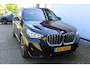 BMW X1 sDrive18i M-Sport | Panorama dak | Elektrisch wegklapbare trekhaak | Stoelverwarming | Achteruitrijcamera | Elektrische kofferbakklep | Keyless entry/start | Half leder/alcantara | Draadloze telefoonlader | Apple CarPlay/Android Auto | Navigatie | Climate controle | Parkeersensoren V+A |