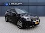 BMW X1 sDrive18i M-Sport | Panorama dak | Elektrisch wegklapbare trekhaak | Stoelverwarming | Achteruitrijcamera | Elektrische kofferbakklep | Keyless entry/start | Half leder/alcantara | Draadloze telefoonlader | Apple CarPlay/Android Auto | Navigatie | Climate controle | Parkeersensoren V+A |